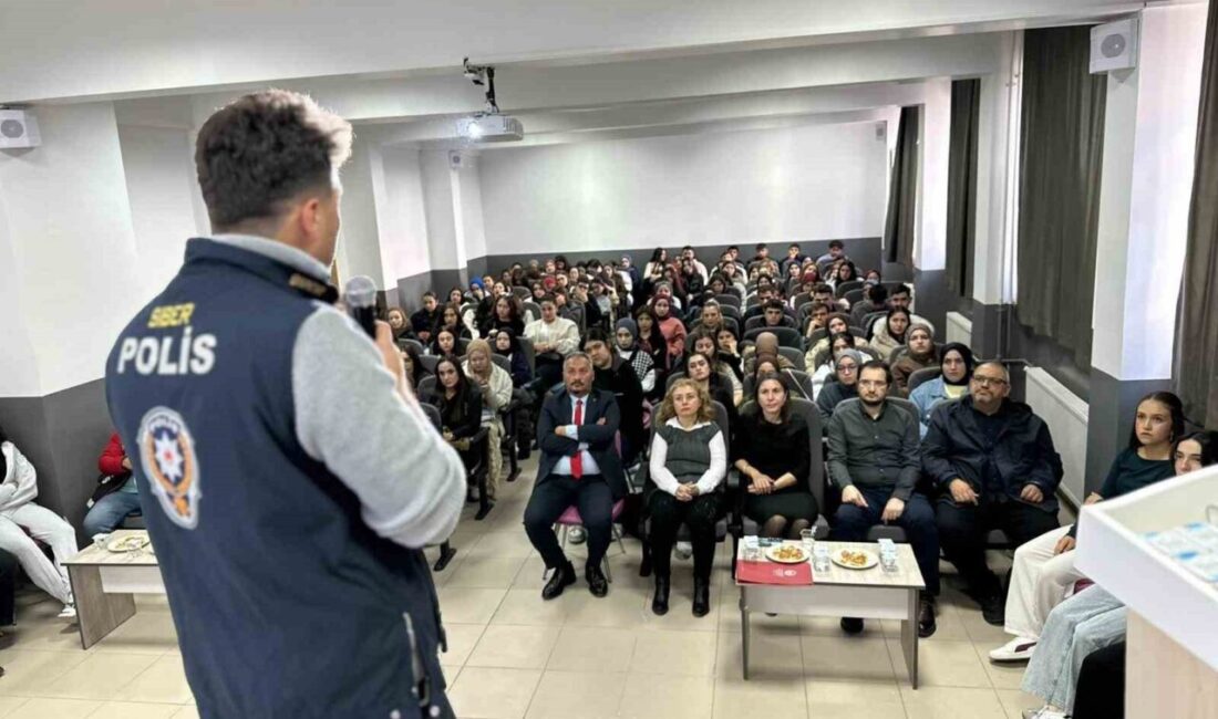 Afyonkarahisar’da polis ekipleri tarafından yaklaşık 500 öğrenciye ’SİBERAY’ programı programın