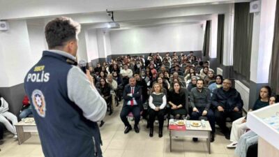 Afyonkarahisar’da polis ekipleri tarafından yaklaşık 500 öğrenciye ’SİBERAY’ programı programın