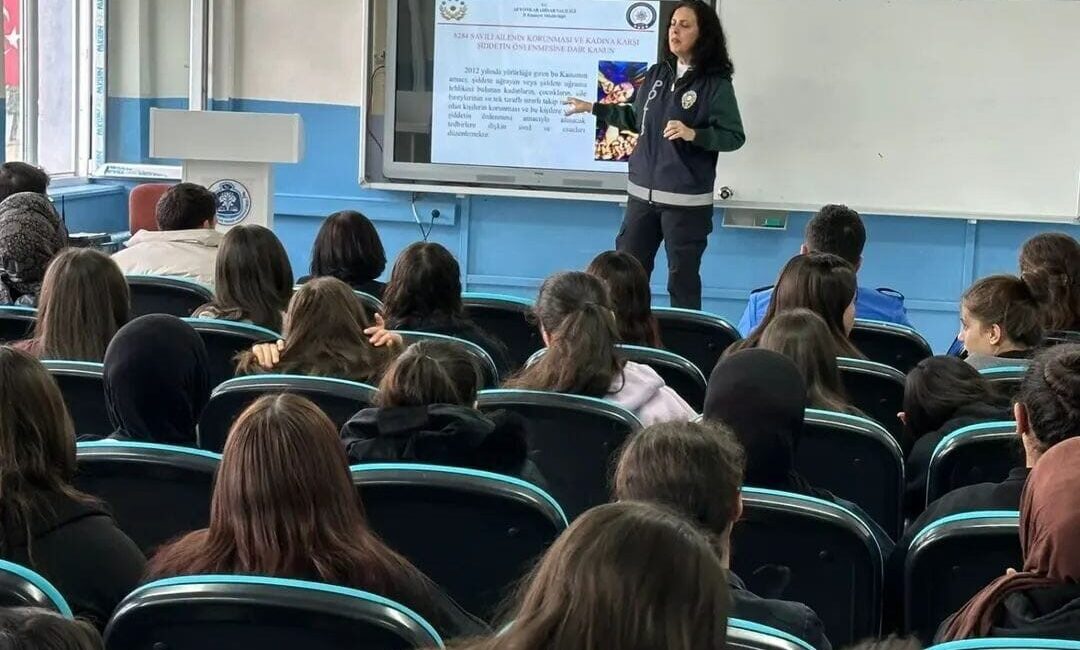 Afyonkarahisar’ın Sandıklı ilçesinde polis ekipleri tarafından lise öğrencilerine yönelik güvenli