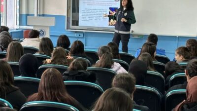Afyonkarahisar’ın Sandıklı ilçesinde polis ekipleri tarafından lise öğrencilerine yönelik güvenli