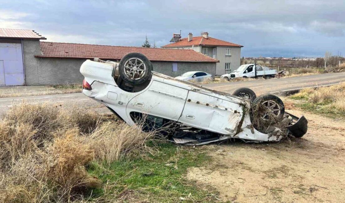 Afyonkarahisar’da kontrolden çıkarak yol kenarındaki şarampole girerek devrilen otomobilin sürücüsü