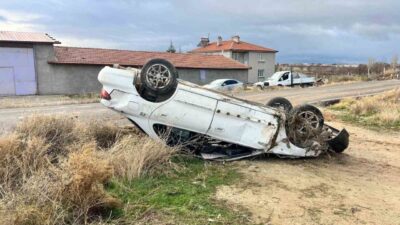 Afyonkarahisar’da kontrolden çıkarak yol kenarındaki şarampole girerek devrilen otomobilin sürücüsü