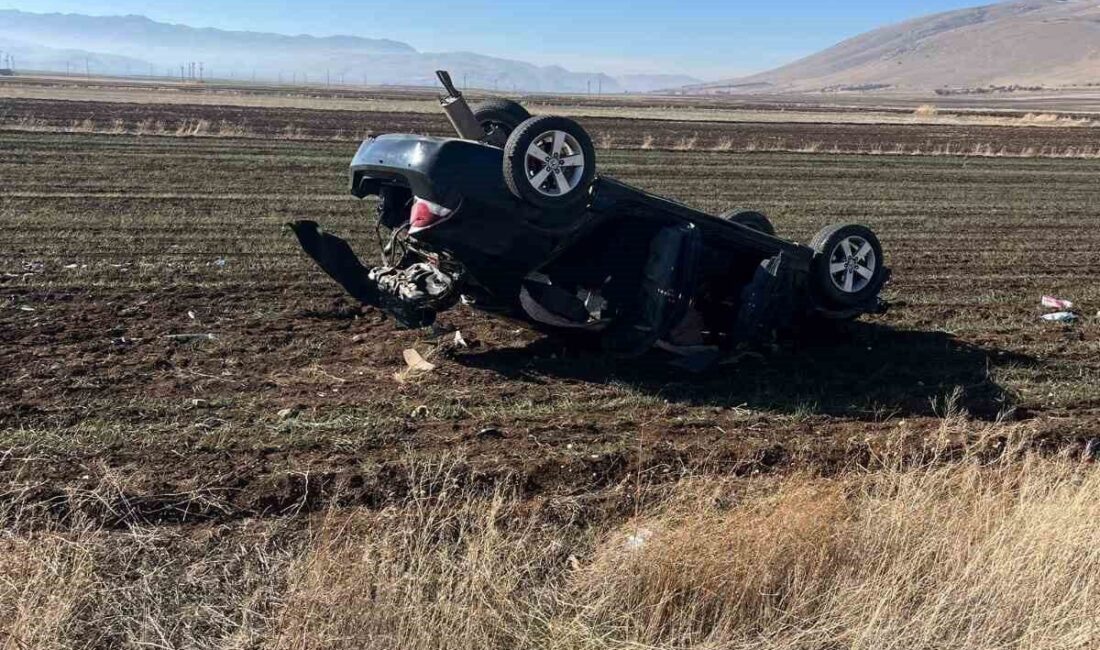 Afyonkarahisar’ın Şuhut ilçesinde kontrolden çıkarak şarampole devrilen otomobilde 2 kişi