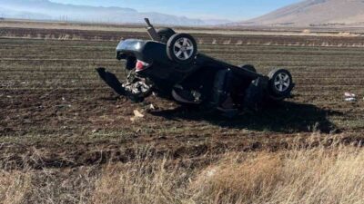Afyonkarahisar’ın Şuhut ilçesinde kontrolden çıkarak şarampole devrilen otomobilde 2 kişi