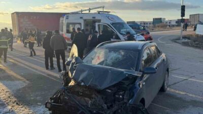 Afyonkarahisar’da öğrencileri taşıyan servis aracı ile otomobilin çarpışması sonucu meydana