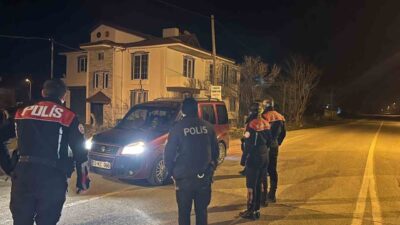 Afyonkarahisar’ın Sultandağı ilçesinde polis tarafından gerçekleştirilen huzur uygulamasında kurallara uymayan