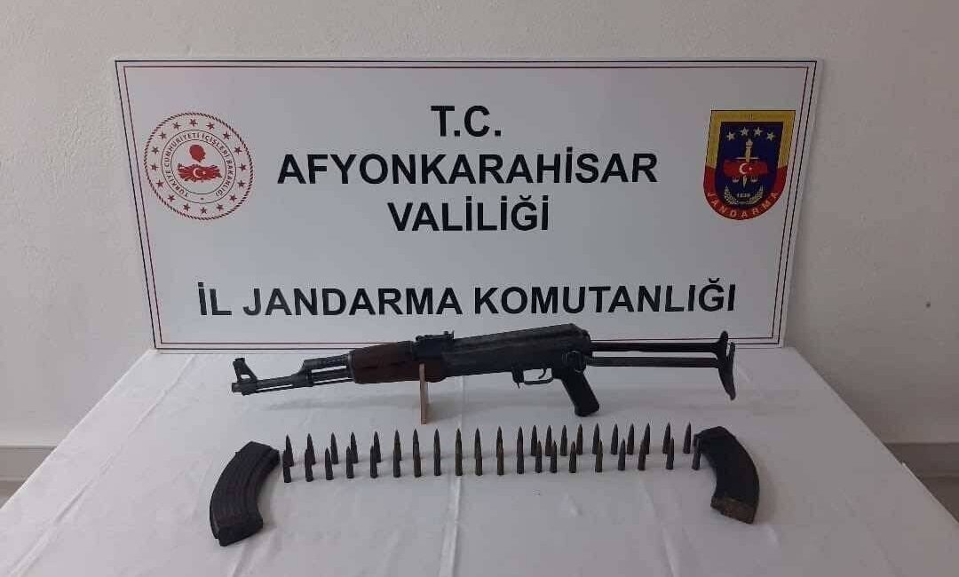 Afyonkarahisar’da jandarma tarafından şüphe üzerine durdurulan bir araçta yapılan aramada