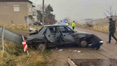 Afyonkarahisar’da kontrolden çıkarak trafik levhasına çarpıp ardından şarampole giren otomobilde