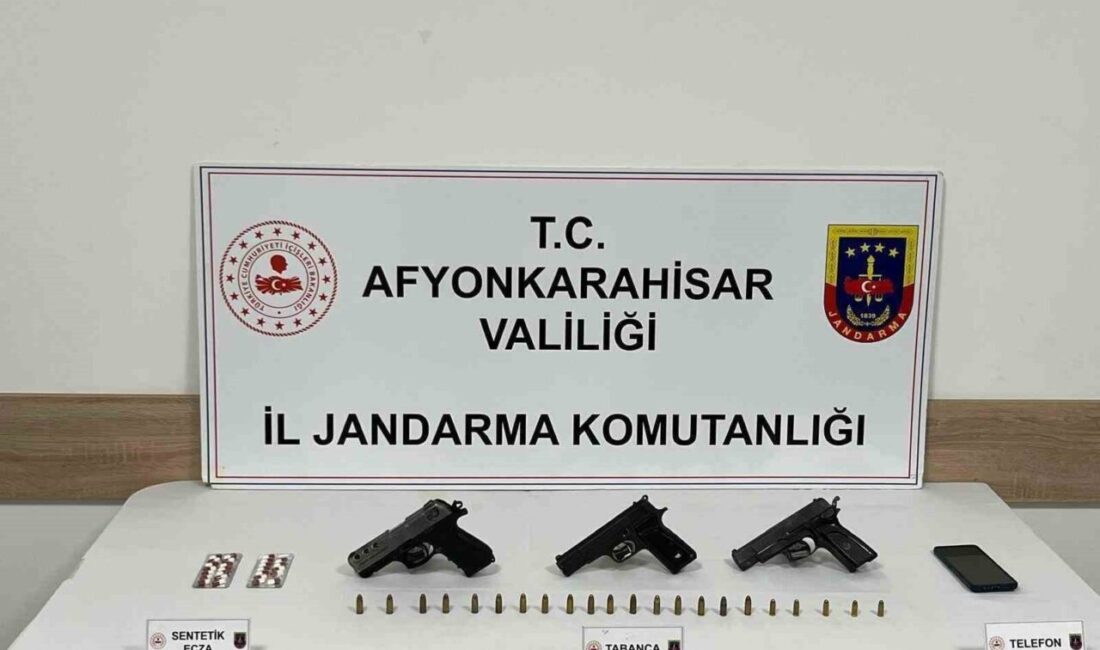 Afyonkarahisar’da Jandarma tarafından yapılan operasyonda uyuşturucu hap ve ruhsatsız tabancalarla