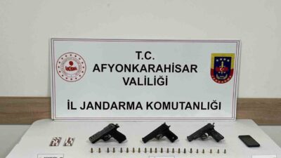 Afyonkarahisar’da Jandarma tarafından yapılan operasyonda uyuşturucu hap ve ruhsatsız tabancalarla