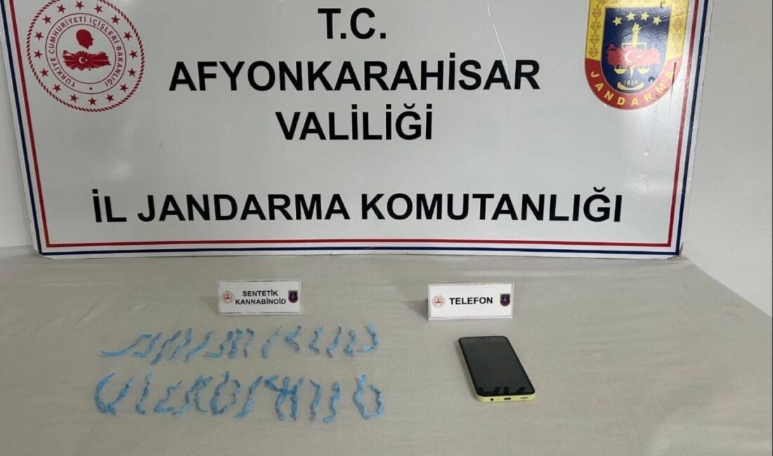 Afyonkarahisar’da baskın yapılan adreste 630 kullanımlık sentetik uyuşturucu ile yakalanan