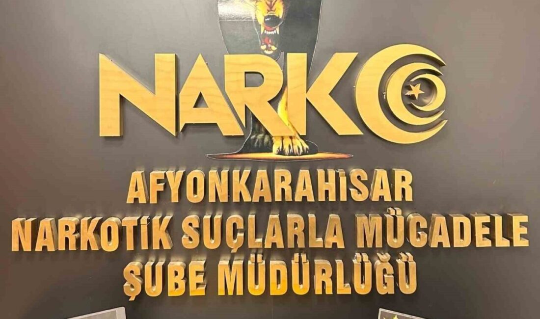 Afyonkarahisar’da polis tarafından gerçekleştirilen uyuşturucu operasyonunda 3 adet peçeteye emdirilmiş