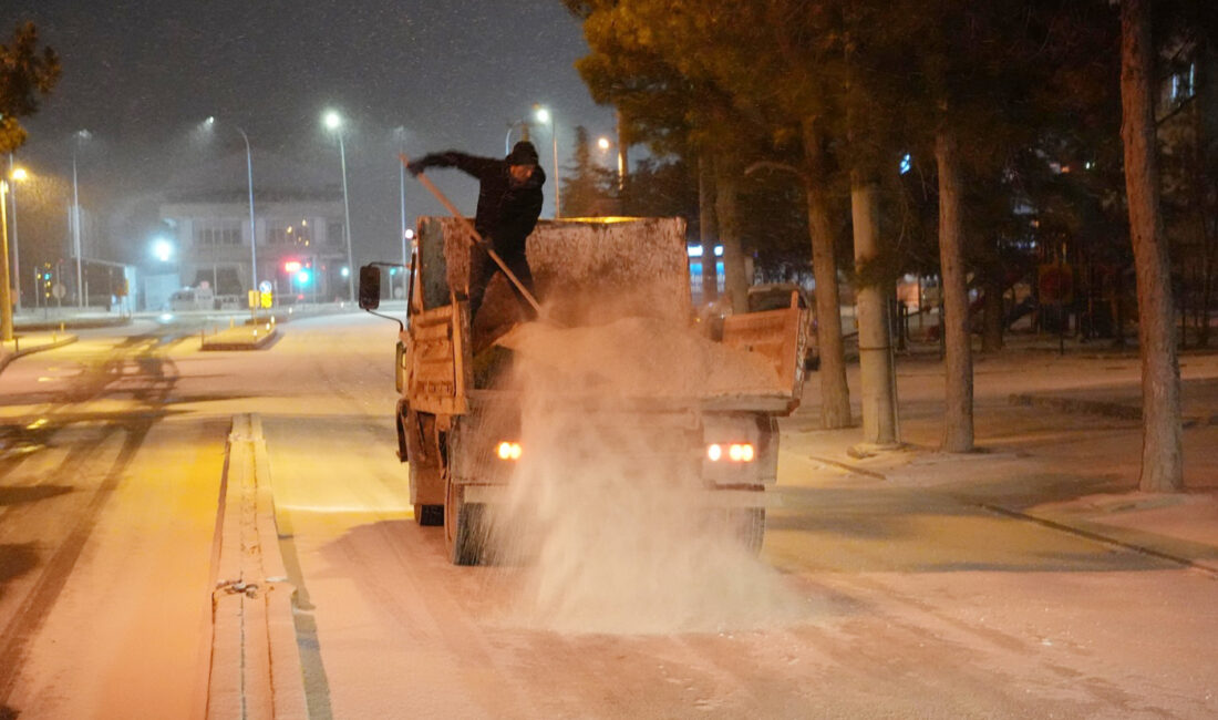 Bolvadin Belediyesi, olumsuz hava koşullarına karşı 7 gün 24 saat