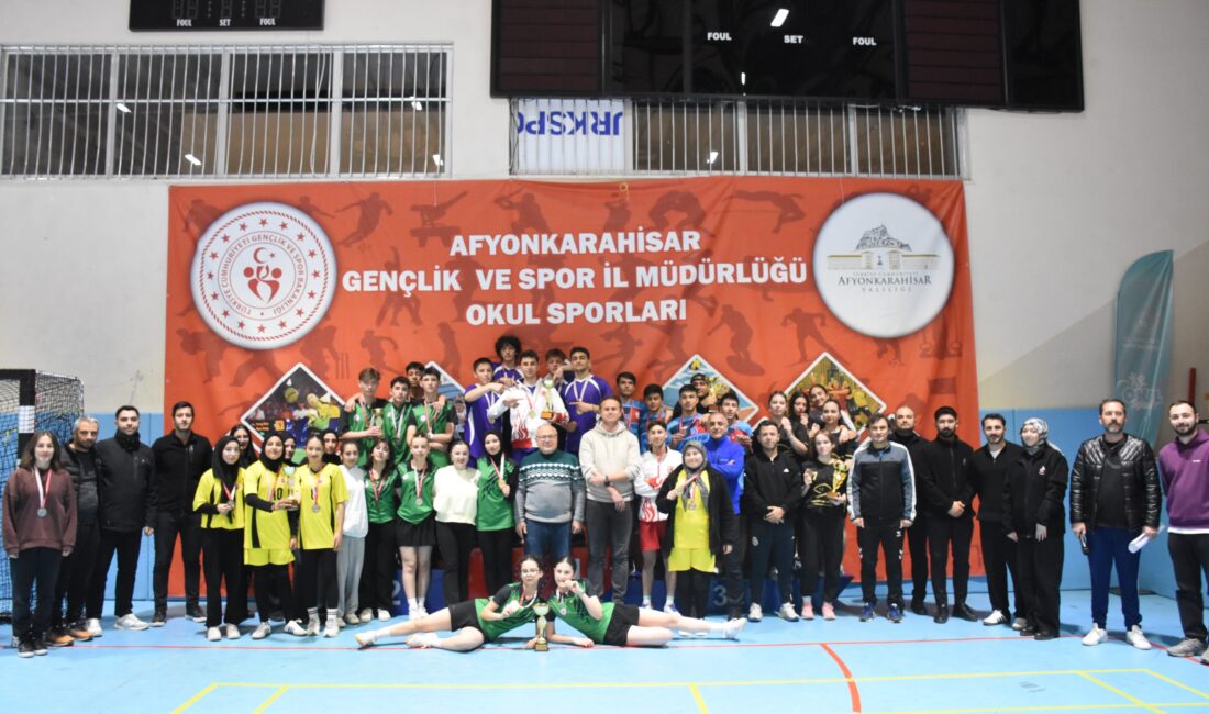 Okul Sporları Gençler erkekler ve kızlar kategorilerinde düzenlenen badminton turnuvasında