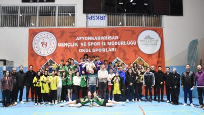 Okul Sporları Gençler erkekler ve kızlar kategorilerinde düzenlenen badminton turnuvasında