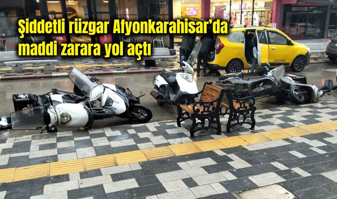Afyonkarahisar’da etkili olan şiddetli fırtına kent genelinde hayatı olumsuz etkiledi.