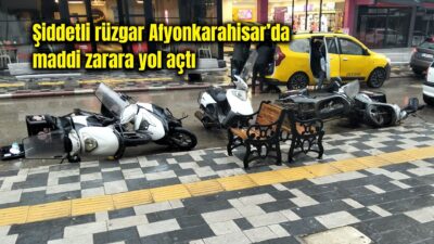 Afyonkarahisar’da etkili olan şiddetli fırtına kent genelinde hayatı olumsuz etkiledi.
