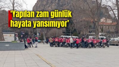 Özel bir şirkette görev yapan kuryeler, artan yaşam maliyetleri ve