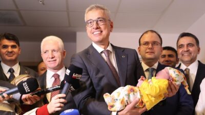 Sağlık Bakanı Kemal Memişoğlu, yeni yılın ilk bebekleri olarak dünyaya