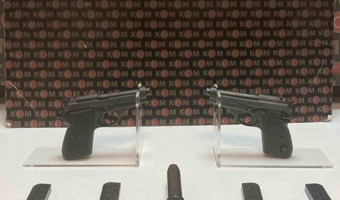 Afyonkarahisar’da polis tarafından şüphe üzerine durdurulan bir araçta ruhsatsız silahlar