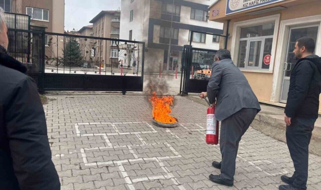 AFAD iki okulda eğitim verip, tatbikat yaptı Afyonkarahisar İl Afet ve Acil Durum Müdürlüğü (AFAD) tarafından kentteki