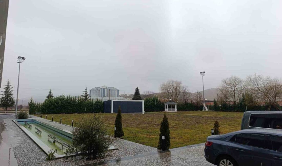 Afyonkarahisar’da beklenen kar yağışı başladı Meteorolojinin uyarıları sonrası Afyonkarahisar’da beklenen kar yağışı başlarken hava sıcaklıkları