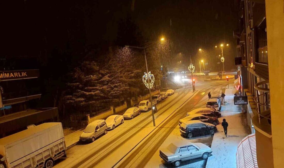 Afyonkarahisar’ın yüksek kesimlerinde kar etkisini gösterdi Afyonkarahisar’da rakımı yüksek bölgelerde kar yağışı etkili olurken, ekipler köy