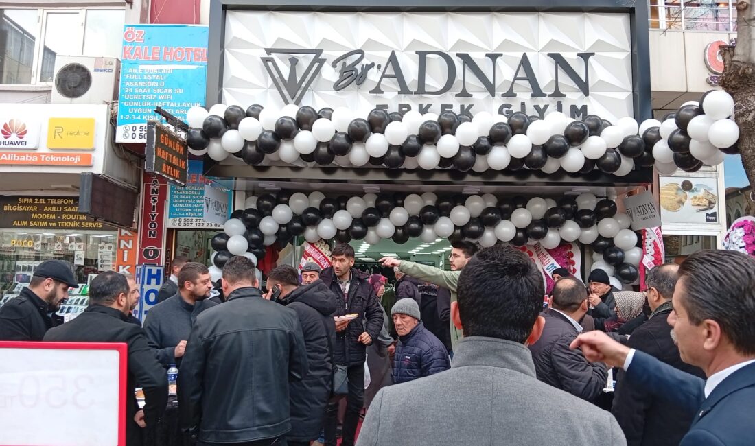 Adnan Giyim Hizmete Açıldı Afyonkarahisar’da Ambaryolu’nda Adnan Giyim hizmete açıldı. Yeni iş yerinin faaliyete