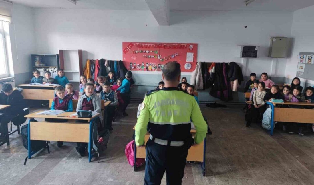 Afyonkarahisar’da Jandarma ekipleri tarafından 45 öğrenciye trafik kuralları konusunda eğitim