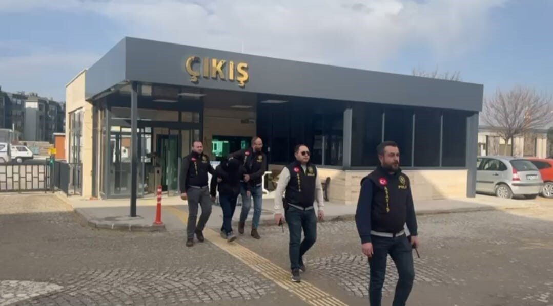 Afyonkarahisar’da çalınan kamyonet polis ekiplerinin saatler süren kamera incelemesi sonrası