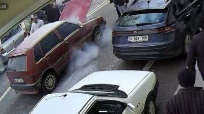 Konya’nın Beyşehir ilçesinde seyir halindeki otomobilde çıkan yangın, olay yerindeki