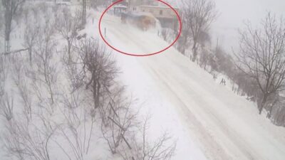 Ordu’nun Korgan ilçesinde yem yüklü tır, kar nedeniyle kayganlaşan yoldan