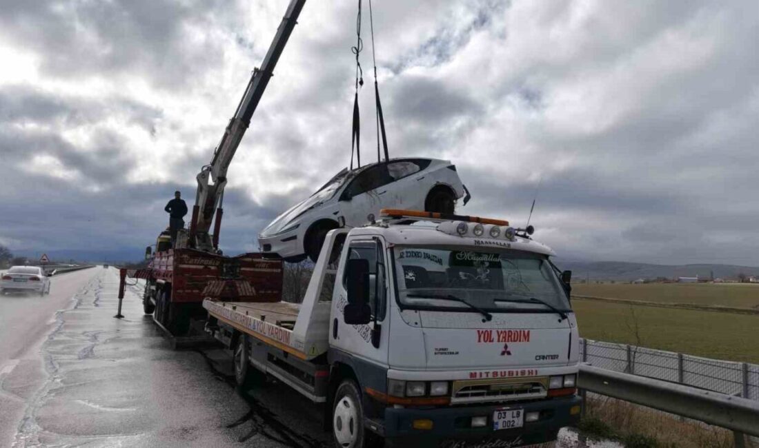 Afyonkarahisar’da Tesla marka elektrikli otomobilin kontrolden çıkarak şarampole devrilmesi sonucu