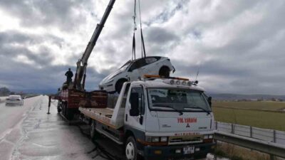 Afyonkarahisar’da Tesla marka elektrikli otomobilin kontrolden çıkarak şarampole devrilmesi sonucu