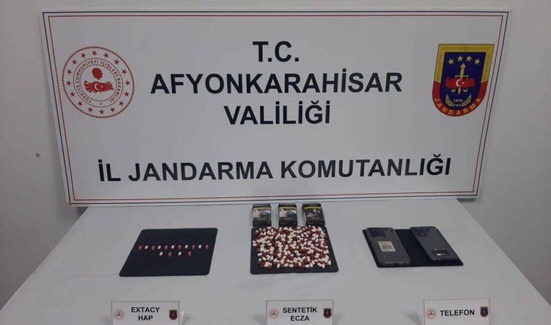 Uyuşturucu operasyonunda 2 kişi tutuklandı Afyonkarahisar’da Jandarma tarafından gerçekleştirilen operasyonda 181 adet uyuşturucu hapla yakalanan