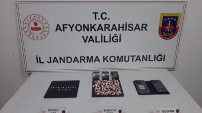 Afyonkarahisar’da Jandarma tarafından gerçekleştirilen operasyonda 181 adet uyuşturucu hapla yakalanan