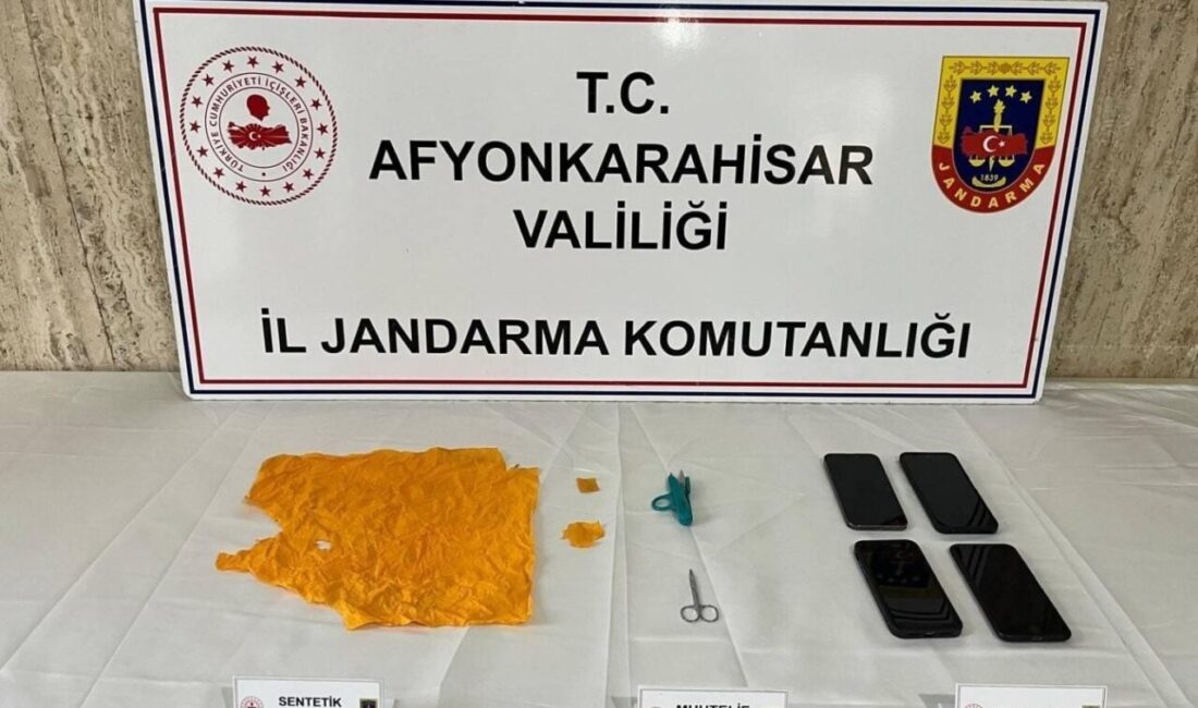Uyuşturucu operasyonunda 6 kişi tutuklandı Afyonkarahisar’da Jandarma tarafından gerçekleştirilen operasyonda yaklaşık 6 bin kullanımlık uyuşturucu
