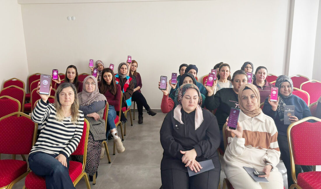 Sinanpaşa’da kadınlara yönelik bilgilendirme Afyonkarahisar İl Emniyet Müdürlüğü görevlileri, Sinanpaşa Gençlik Merkezinde Aile Destek