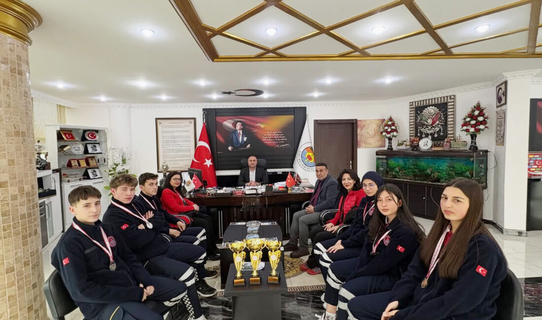 Afyonkarahisar’da düzenlenen Okul Sporları gençler Floor Curling müsabakalarında Çay ilçesinden