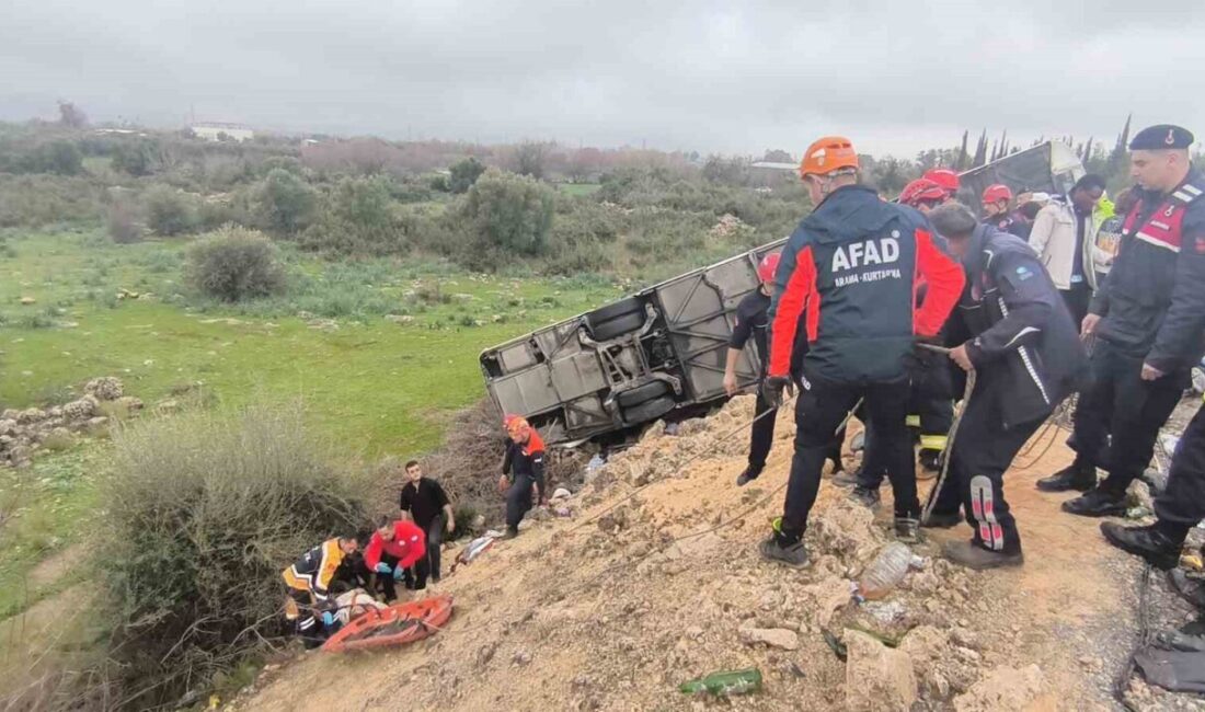 Antalya’da yolcu otobüsünün kontrolden çıkarak devrilmesi sonucu meydana gelen trafik