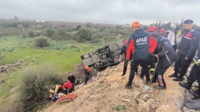 Antalya’da yolcu otobüsünün kontrolden çıkarak devrilmesi sonucu meydana gelen trafik