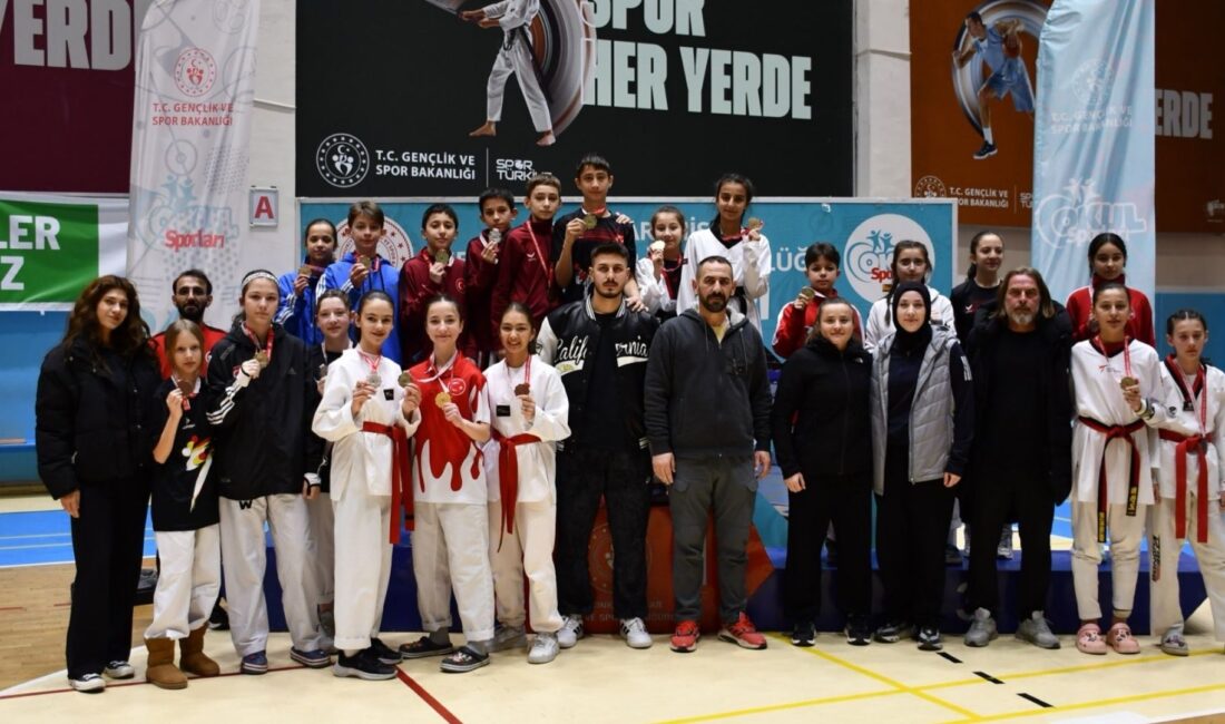 Okul Sporları faaliyet programı kapsamında Tınaztepe Spor Salonunda düzenlenen Yıldızlar