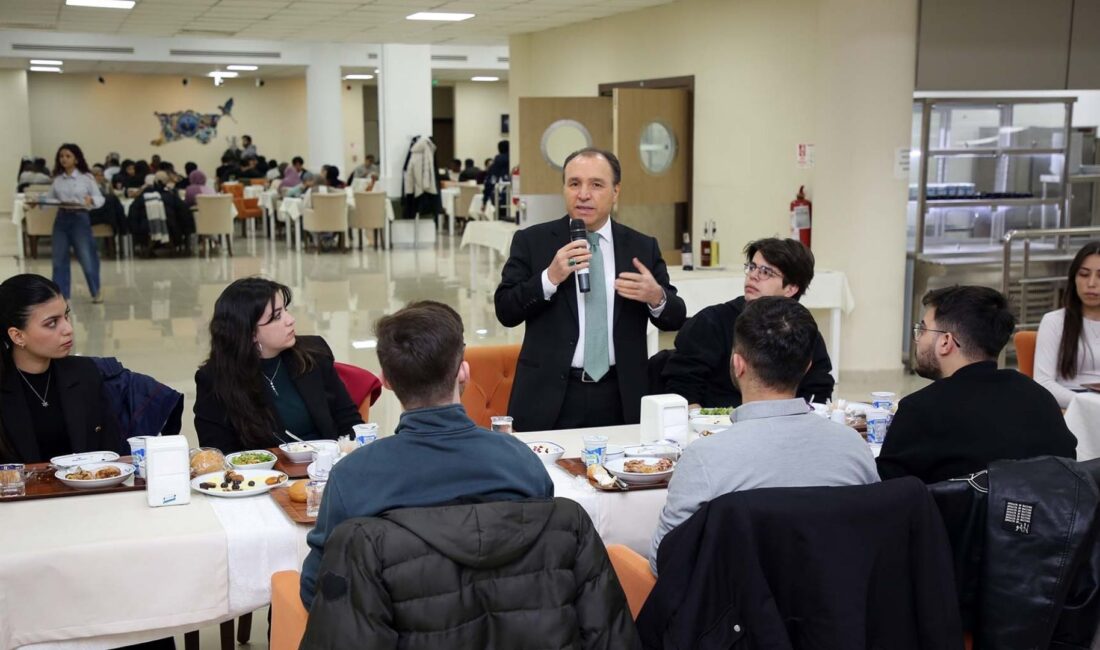 Rektör Karakaş; öğrenci kulüp ve topluluk temsilcileri ve uluslararası öğrencilerle iftar sofrasında bir araya geldi Afyon Kocatepe Üniversitesi (AKÜ) Rektörü Prof. Dr. Mehmet Karakaş, öğrenci