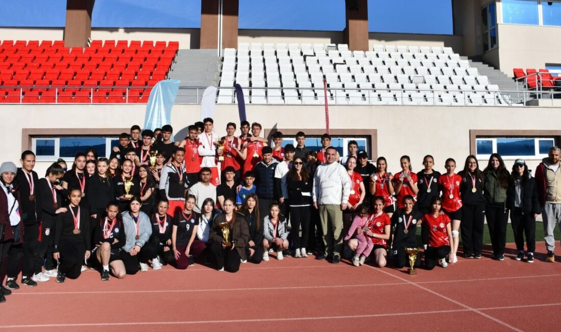 Afyonkarahisar’da düzenlenen Okul Sporları Gençler Atletizm Müsabakaları, Kocatepe Spor Kompleksi’nde