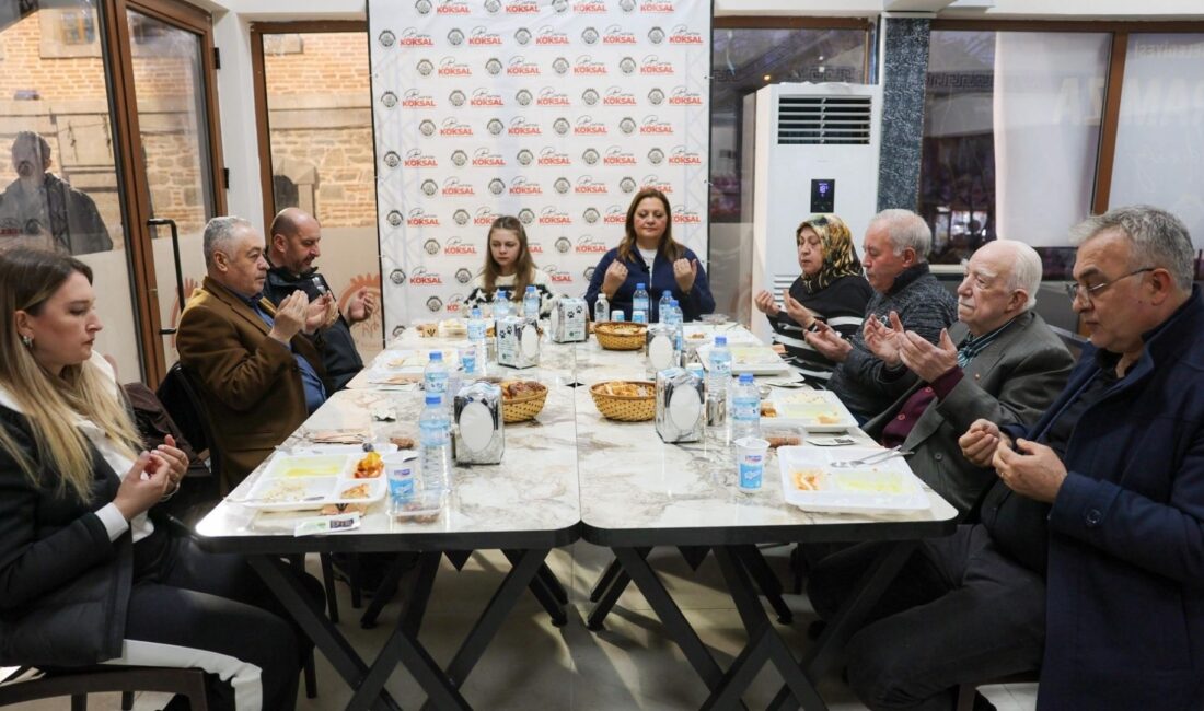 Başkan Köksal iftar programında vatandaşlarla bir araya geldi Afyokarahisar Belediye Başkanı Burcu Köksal ve CHP Afyonkarahisar İl Başkanı