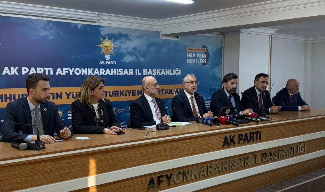 Vedat Işıkhan, Afyonkarahisar ziyaretleri kapsamında AK Parti İl Başkanlığında belediye