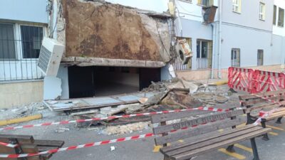 Pendik Yıldırım Beyazıt İlkokulu’nun giriş kısmındaki beton saçağın çökmesi sonucu