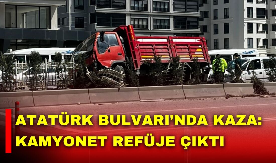 Afyonkarahisar’da Atatürk Bulvarı Dumlupınar Mahallesi’nde, Vatan Bilgisayar önünde trafik kazası