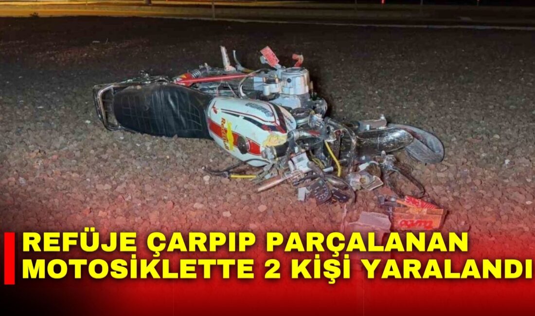 Afyonkarahisar’da kontrolden çıkarak orta refüje çarpıp ardından parçalanan motosiklette 2