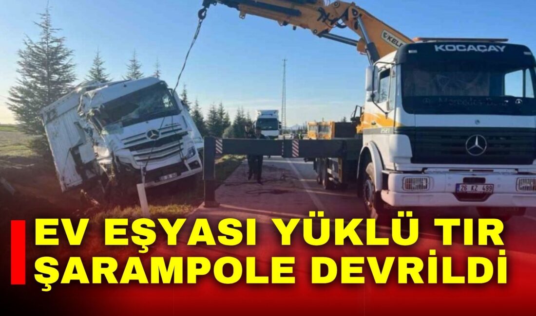 Afyonkarahisar’da ev eşyası yüklü tırın kontrolden çıkarak şarampole devrilirken, kazada